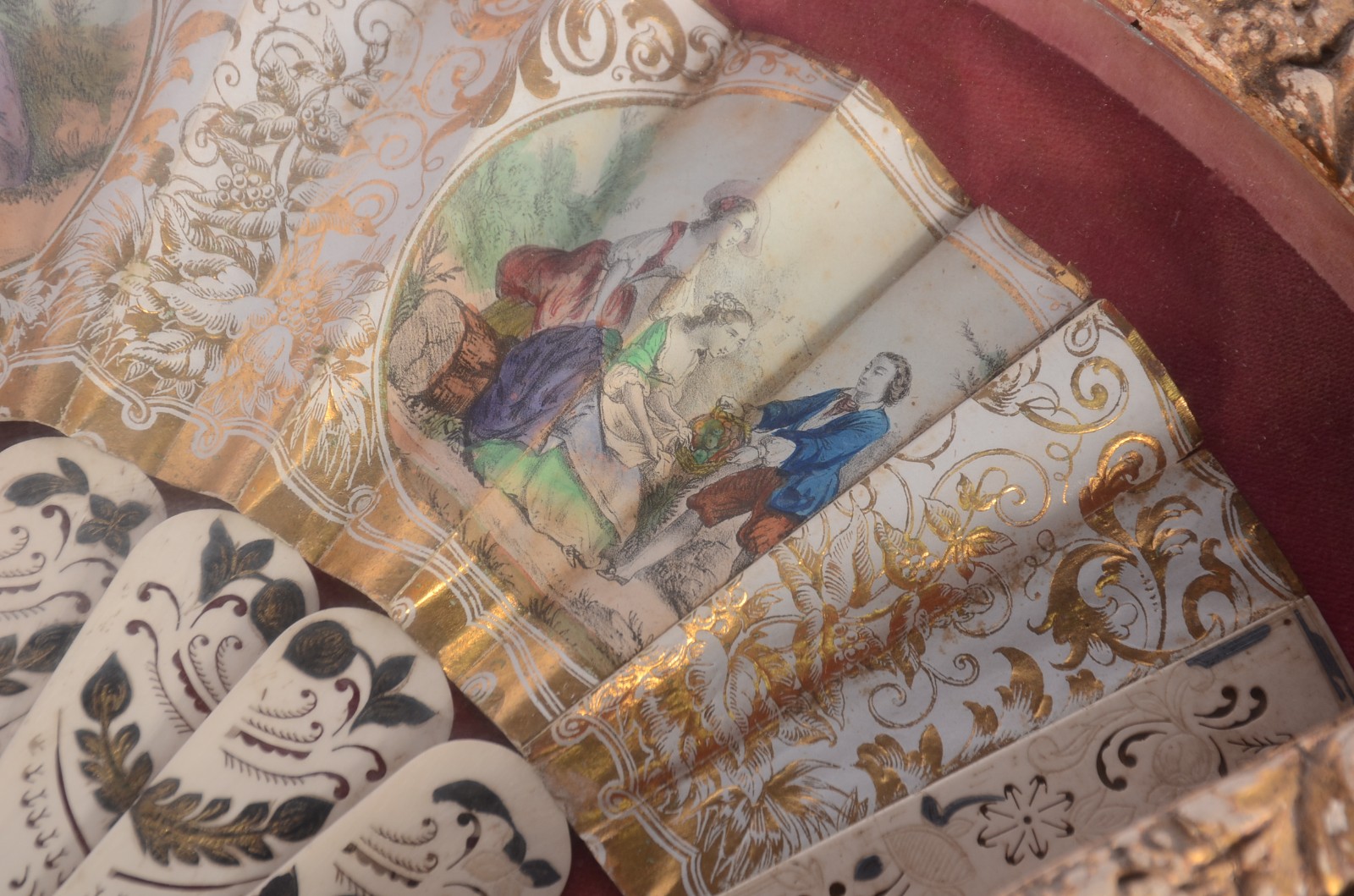 Leque decorativo com moldura. Vidro trincado. - foto 3 de 9