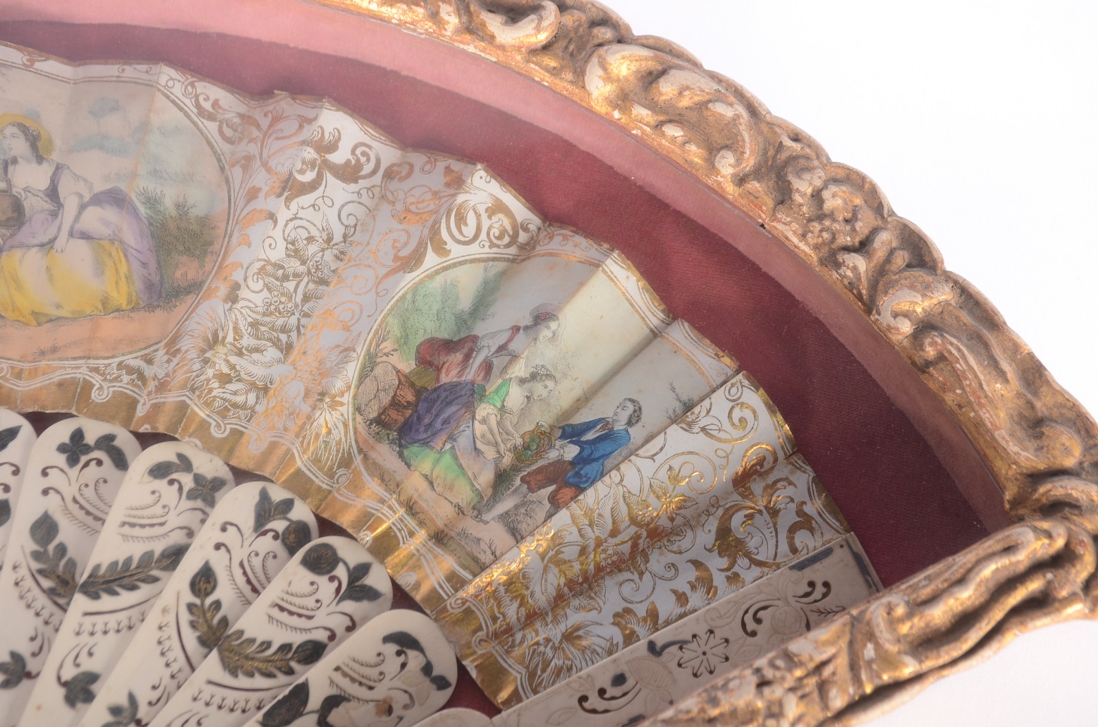 Leque decorativo com moldura. Vidro trincado. - foto 4 de 9