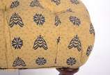 Puff/banqueta com pés de madeira torneada, asse... - Puff/banqueta com pés de madeira torneada, assento estofado e forrado com tecido mostarda com desenhos azuis em capitoné.