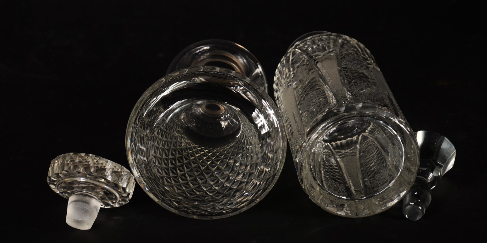 Duas garrafas redondas de cristal tcheco lapidado. - foto 10 de 10