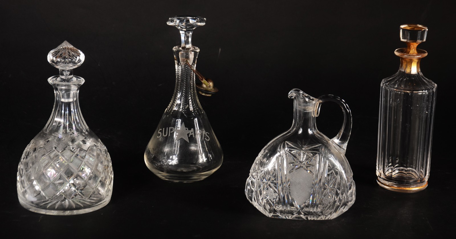 Quatro pequenas garrafas de cristal, modelos diversos. Uma delas... - foto 1 de 10