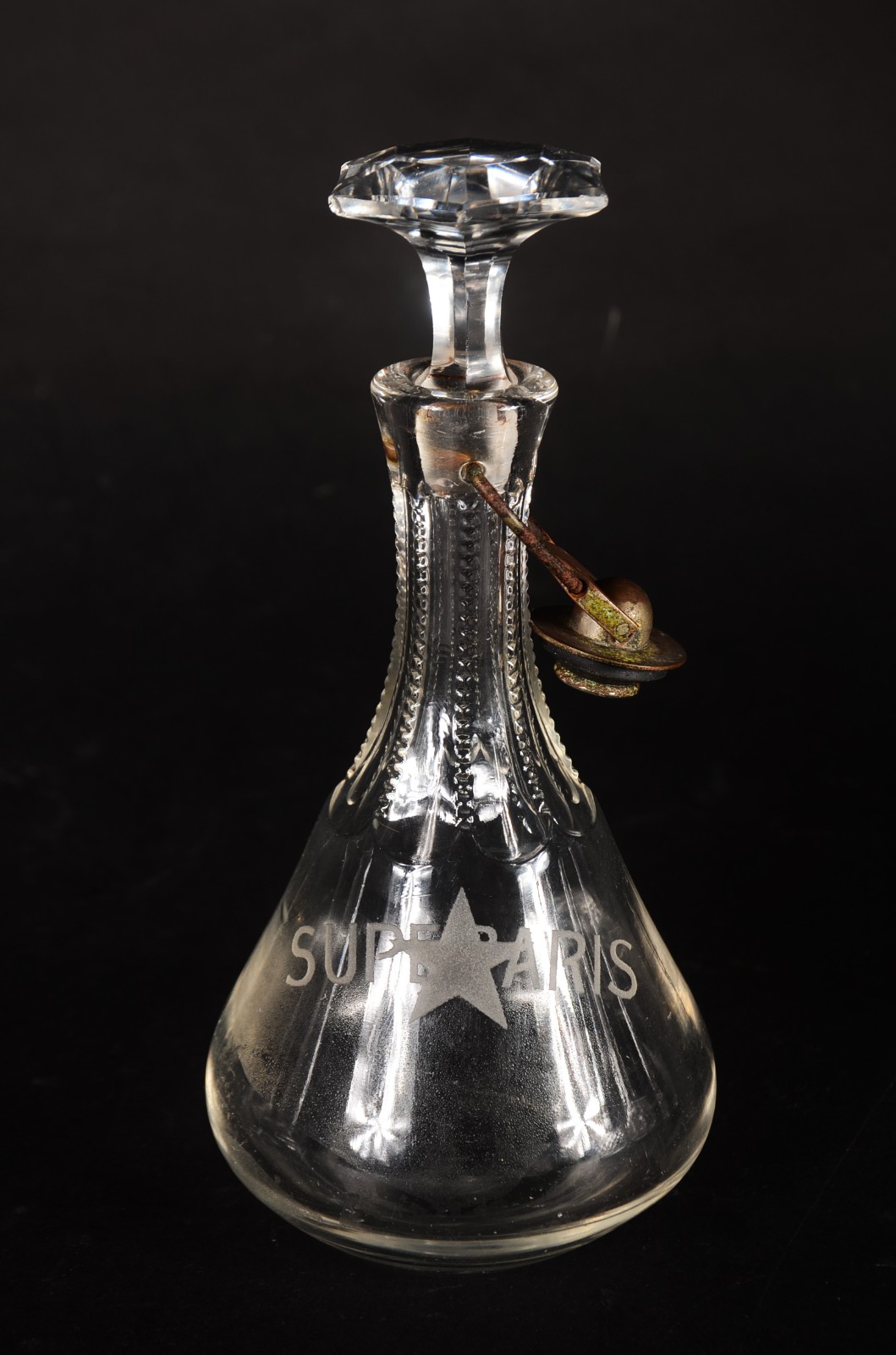 Quatro pequenas garrafas de cristal, modelos diversos. Uma delas... - foto 2 de 10