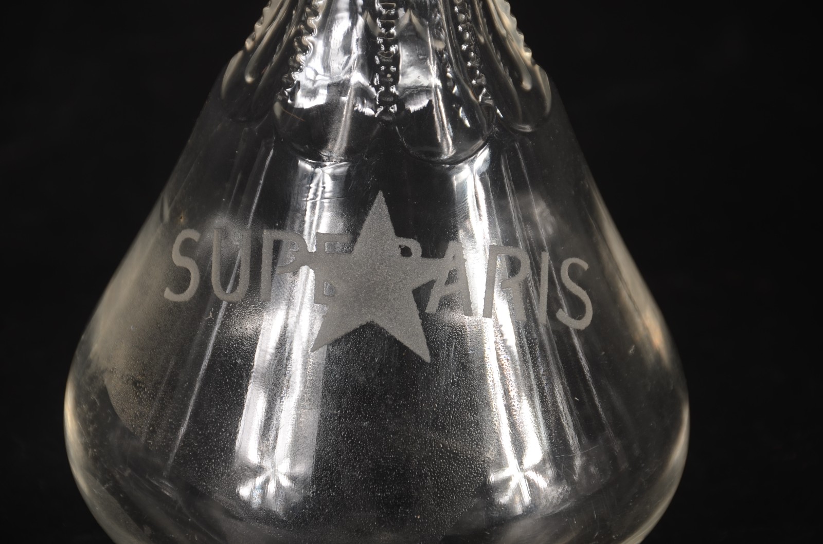 Quatro pequenas garrafas de cristal, modelos diversos. Uma delas... - foto 3 de 10