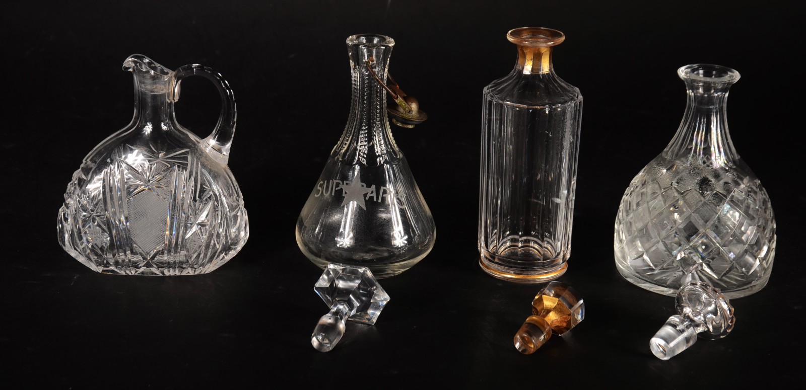 Quatro pequenas garrafas de cristal, modelos diversos. Uma delas... - foto 7 de 10