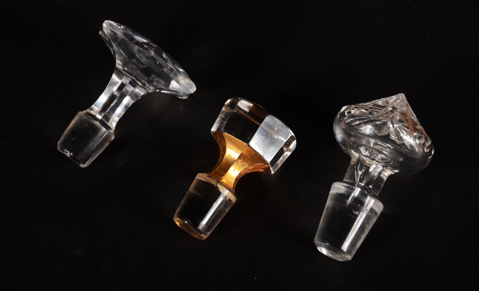Quatro pequenas garrafas de cristal, modelos diversos. Uma delas... - foto 8 de 10