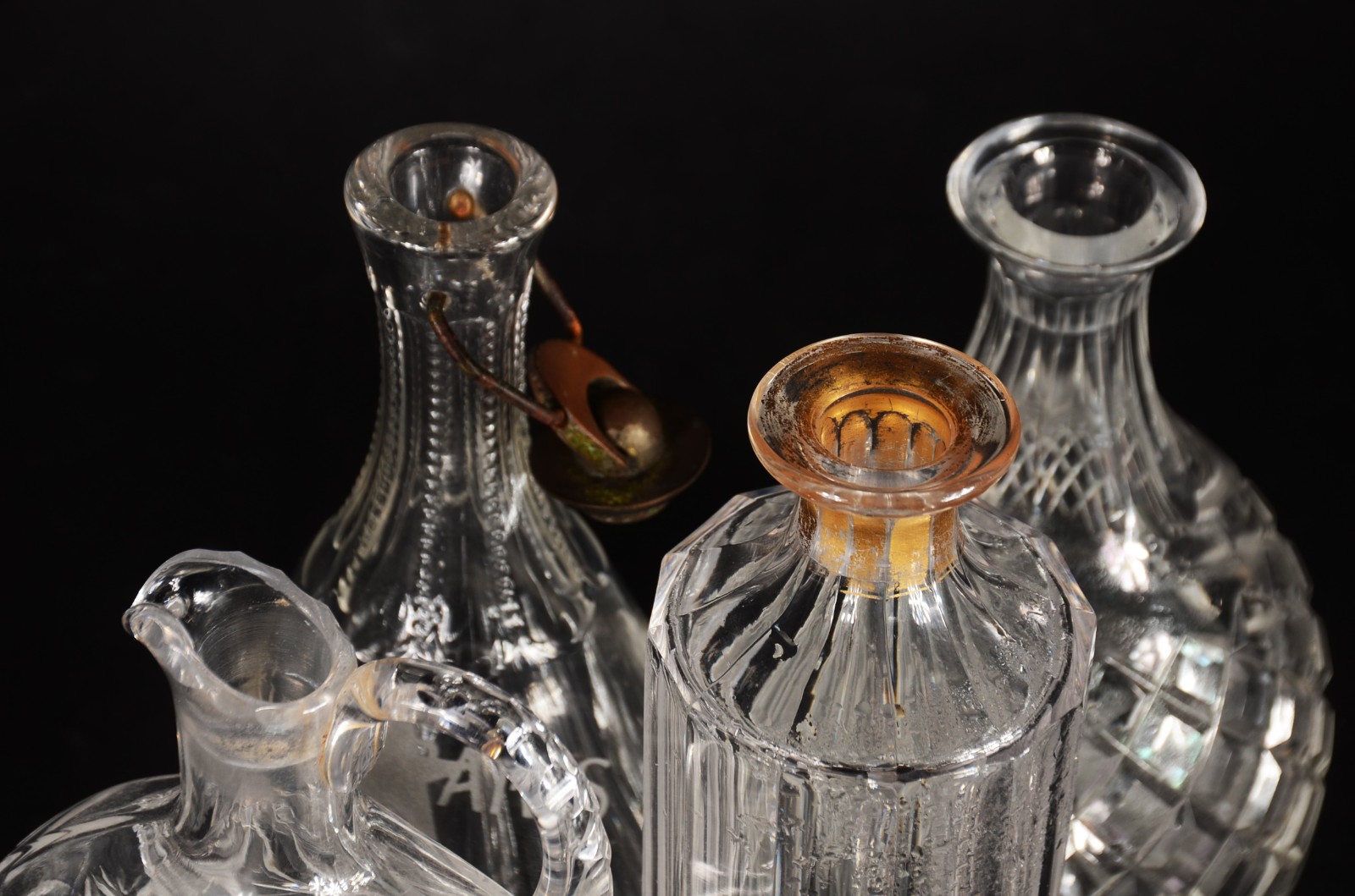 Quatro pequenas garrafas de cristal, modelos diversos. Uma delas... - foto 9 de 10