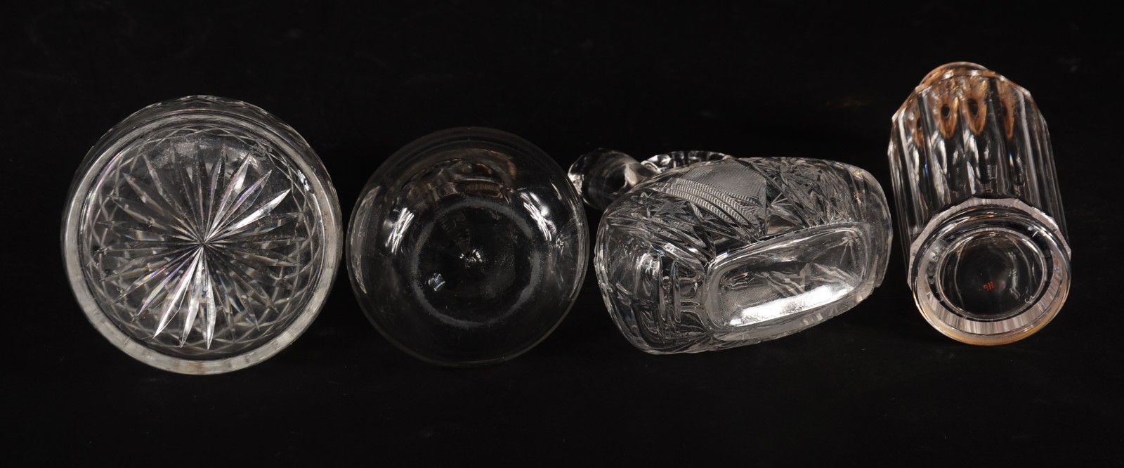 Quatro pequenas garrafas de cristal, modelos diversos. Uma delas... - foto 10 de 10
