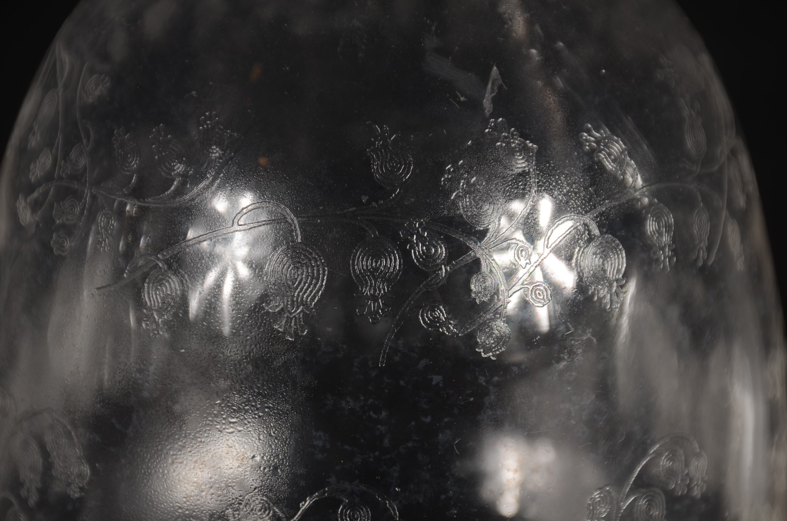 Duas licoreiras de cristal lavrado com guirlandas. Uma delas com mofo. - foto 4 de 7
