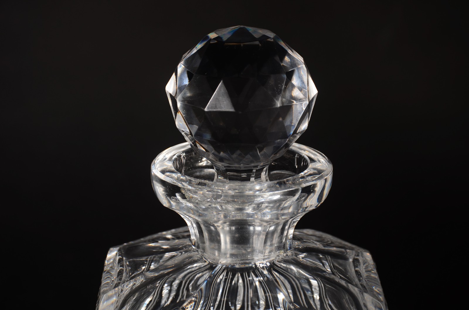 Duas garrafas de cristal, sendo uma retangular lisa e outra feitio... - foto 4 de 10