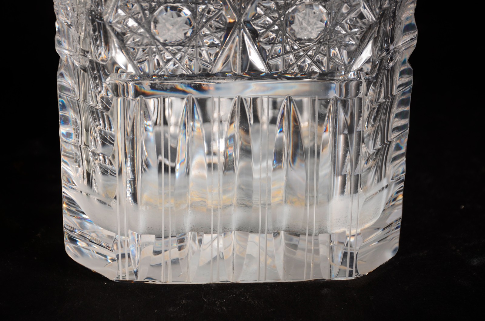 Duas garrafas de cristal, sendo uma retangular lisa e outra feitio... - foto 6 de 10