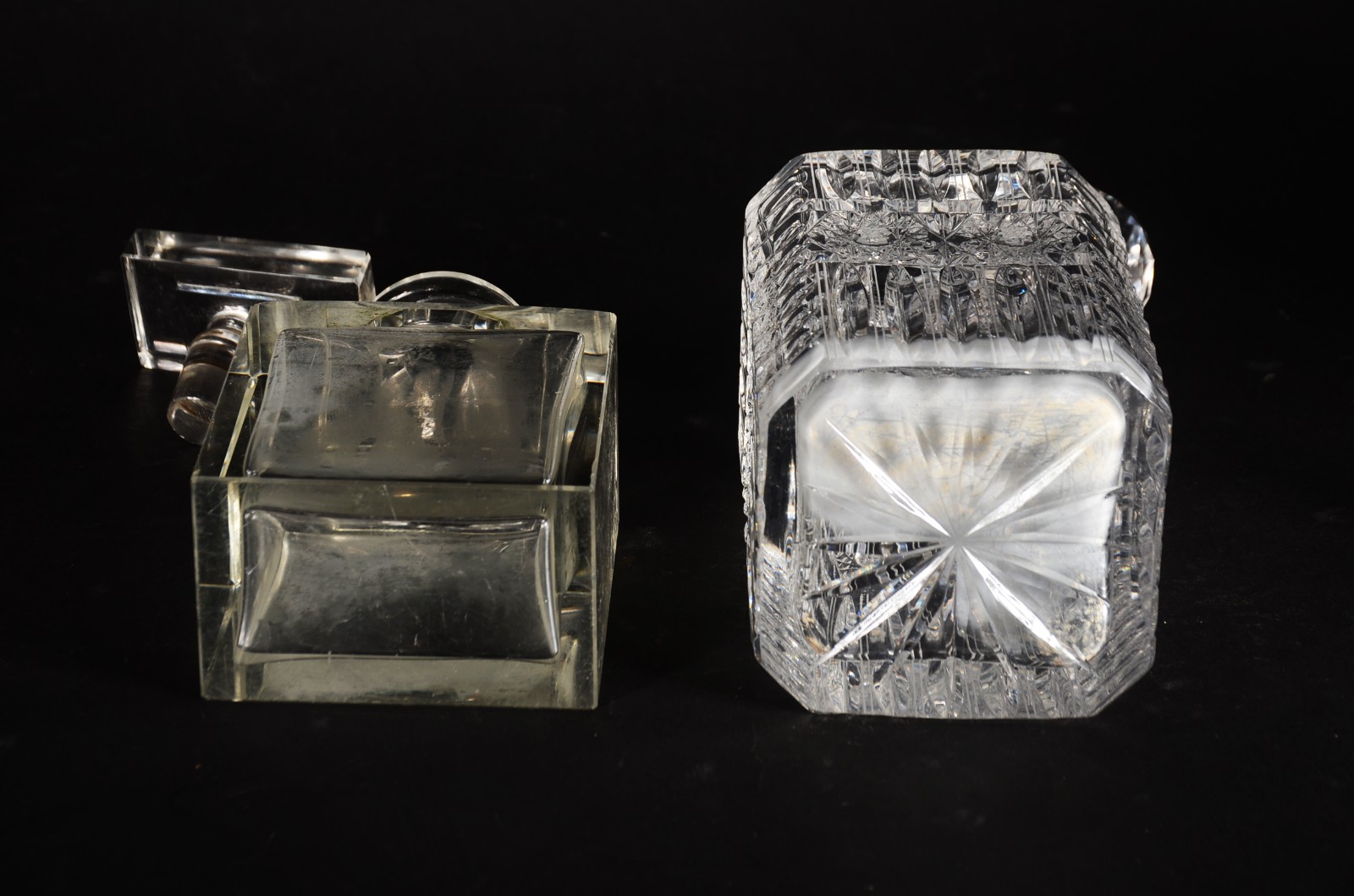 Duas garrafas de cristal, sendo uma retangular lisa e outra feitio... - foto 9 de 10