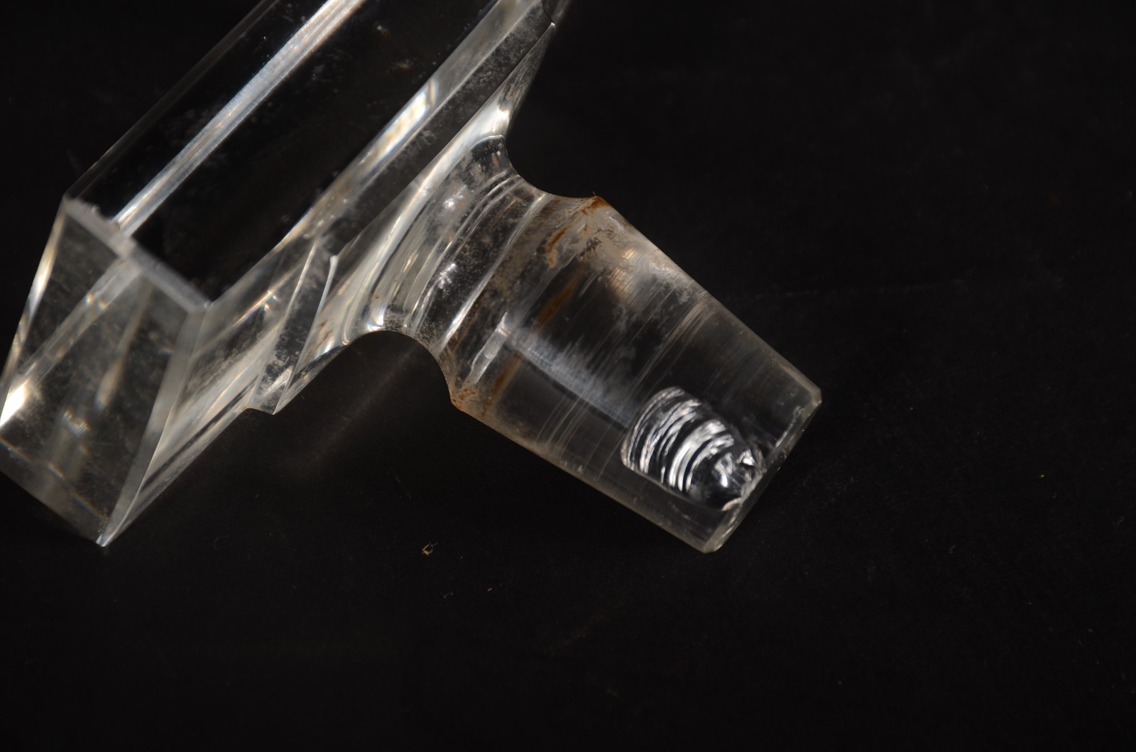 Duas garrafas de cristal, sendo uma retangular lisa e outra feitio... - foto 10 de 10