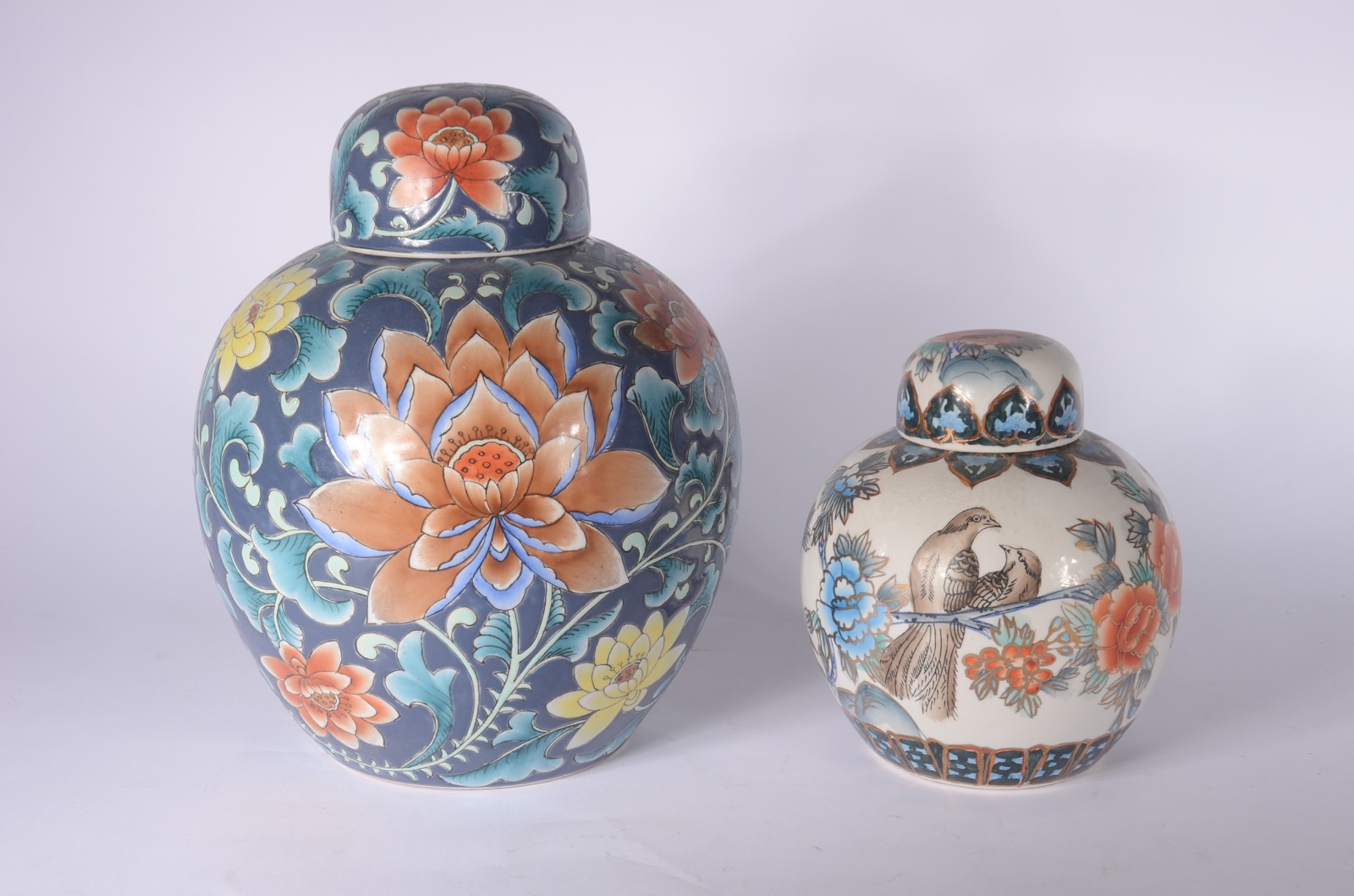 Dois potiches de porcelana oriental policromada. - foto 1 de 8