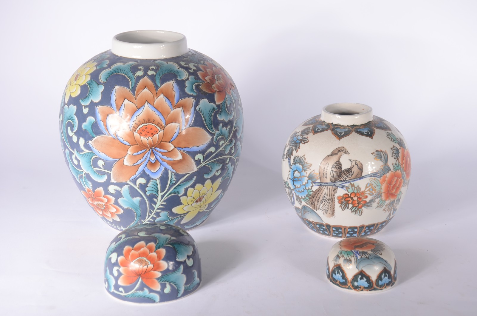 Dois potiches de porcelana oriental policromada. - foto 2 de 8