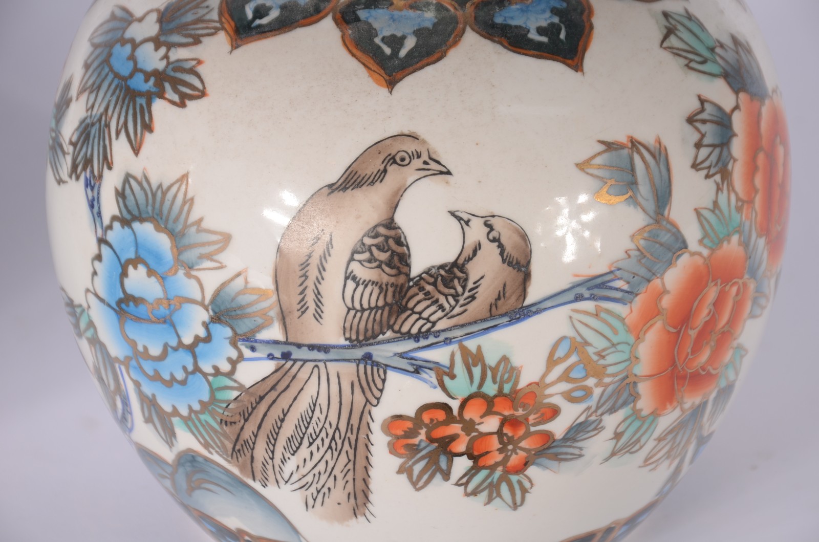 Dois potiches de porcelana oriental policromada. - foto 3 de 8