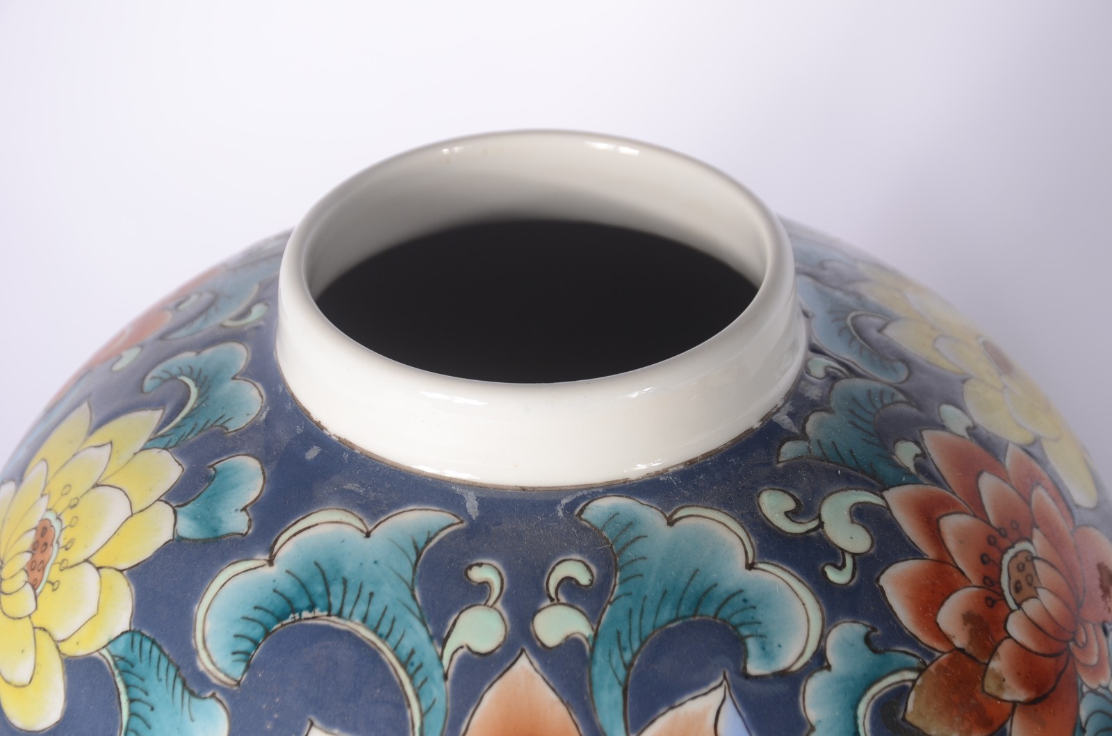Dois potiches de porcelana oriental policromada. - foto 4 de 8