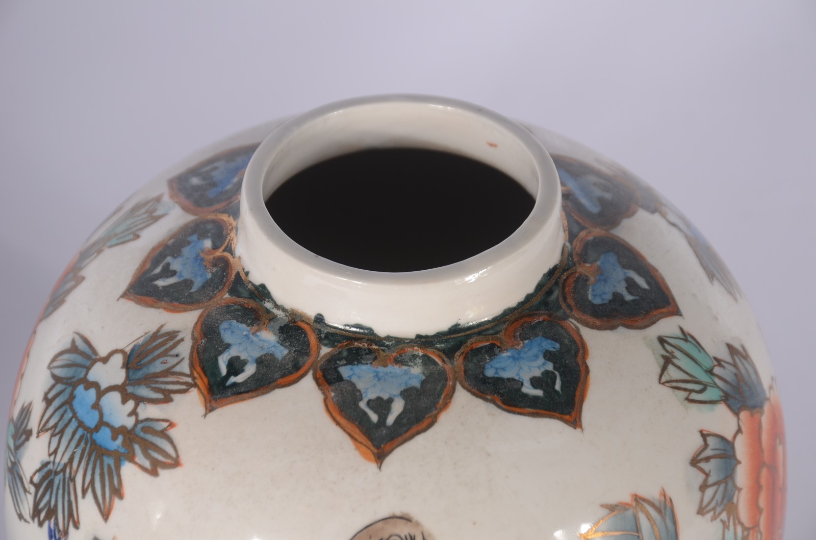 Dois potiches de porcelana oriental policromada. - foto 5 de 8