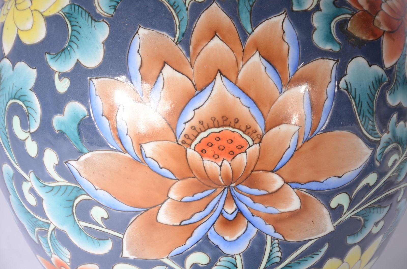 Dois potiches de porcelana oriental policromada. - foto 6 de 8