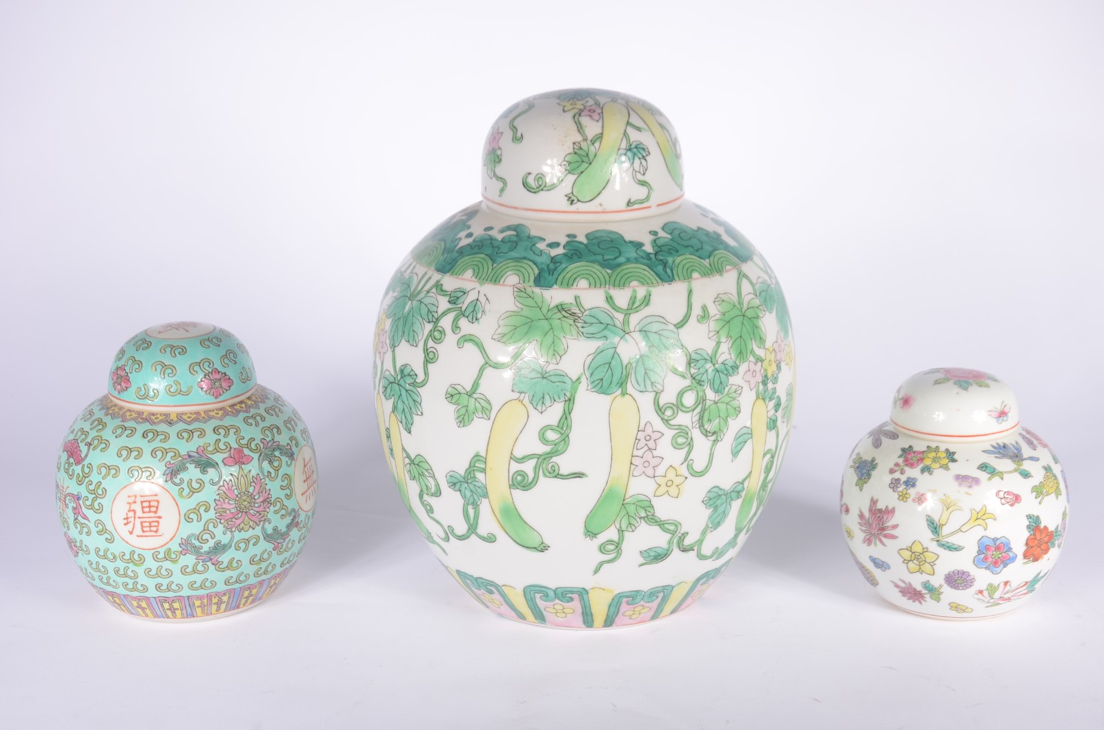 Três potiches de porcelana oriental policromada. - foto 1 de 11