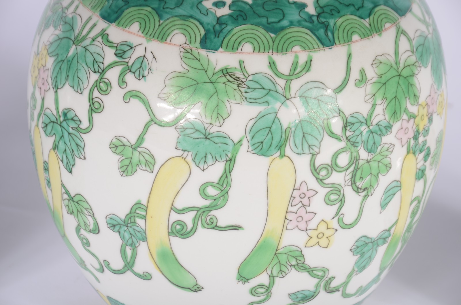 Três potiches de porcelana oriental policromada. - foto 2 de 11