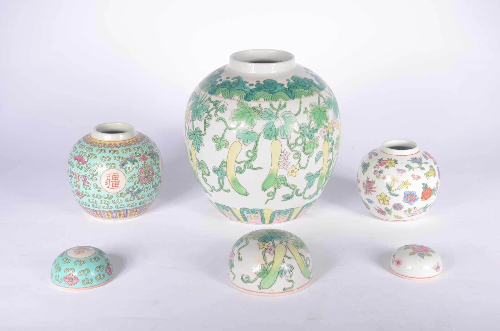Três potiches de porcelana oriental policromada. - foto 4 de 11
