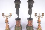 Quatro peças decorativas: sendo um par de cande... - Quatro peças decorativas: sendo um par de candelabros de metal dourado com figuras de "pucci" (um colado); e, par de colunas com figuras mitológ...