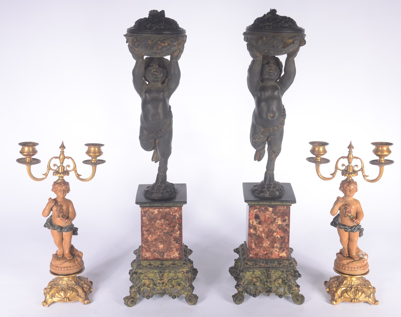 Quatro peças decorativas: sendo um par de candelabros de metal... - foto 1 de 11