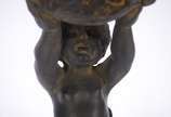 Quatro peças decorativas: sendo um par de cande... - Quatro peças decorativas: sendo um par de candelabros de metal dourado com figuras de "pucci" (um colado); e, par de colunas com figuras mitológ...