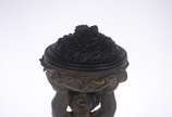 Quatro peças decorativas: sendo um par de cande... - Quatro peças decorativas: sendo um par de candelabros de metal dourado com figuras de "pucci" (um colado); e, par de colunas com figuras mitológ...