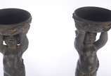 Quatro peças decorativas: sendo um par de cande... - Quatro peças decorativas: sendo um par de candelabros de metal dourado com figuras de "pucci" (um colado); e, par de colunas com figuras mitológ...