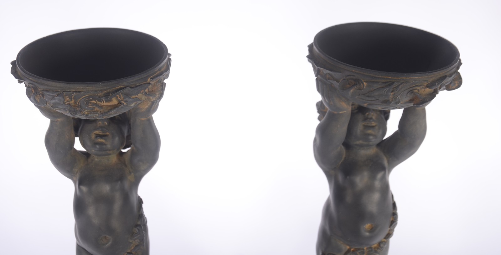 Quatro peças decorativas: sendo um par de candelabros de metal... - foto 6 de 11