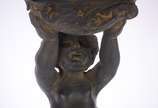 Quatro peças decorativas: sendo um par de cande... - Quatro peças decorativas: sendo um par de candelabros de metal dourado com figuras de "pucci" (um colado); e, par de colunas com figuras mitológ...