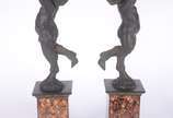 Quatro peças decorativas: sendo um par de cande... - Quatro peças decorativas: sendo um par de candelabros de metal dourado com figuras de "pucci" (um colado); e, par de colunas com figuras mitológ...