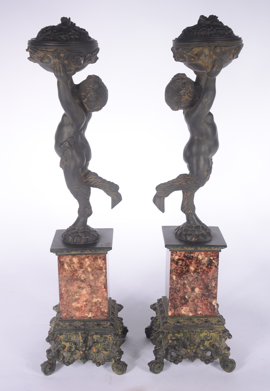 Quatro peças decorativas: sendo um par de candelabros de metal... - foto 8 de 11