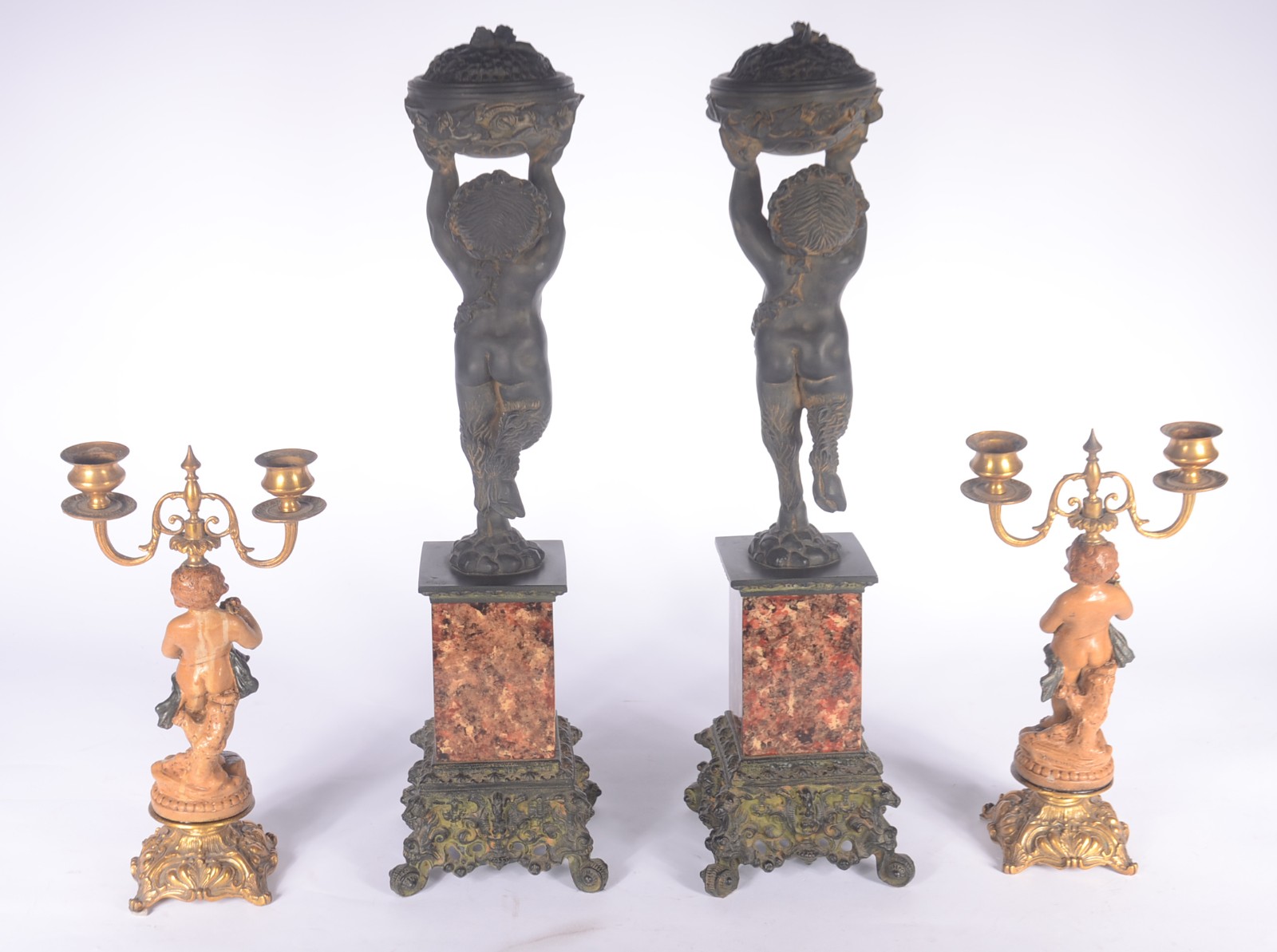 Quatro peças decorativas: sendo um par de candelabros de metal... - foto 10 de 11