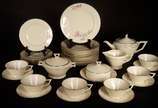 Royal Ivory,  - Serviço de chá de porcelana tcheca "Royal Ivory", composto de: 6 xícaras com pires, 6 pratos de sobremesa, bule, leiteira, açucareiro e manteigueira. 