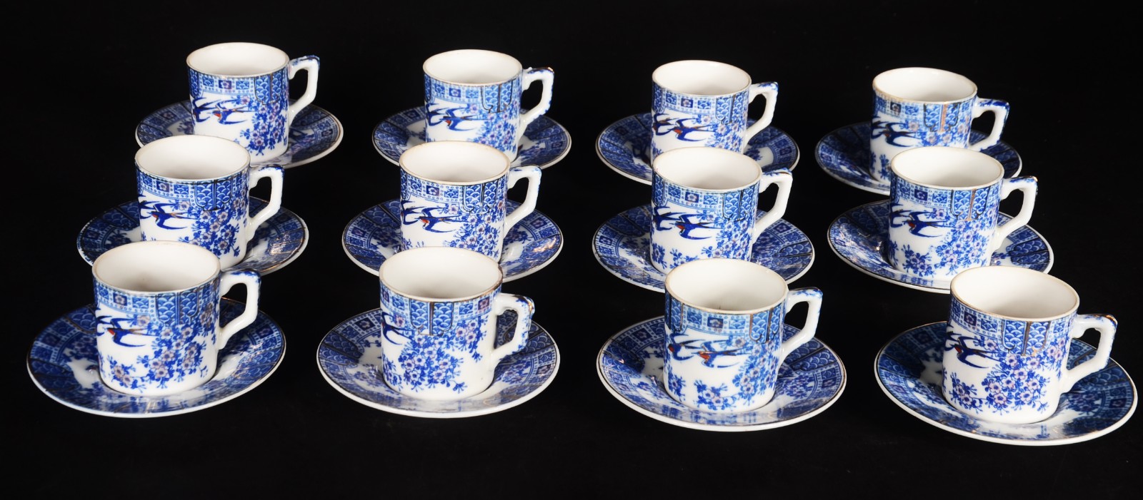 Conjunto com 12 xícaras de porcelana japonesa "pombinho". - foto 1 de 6