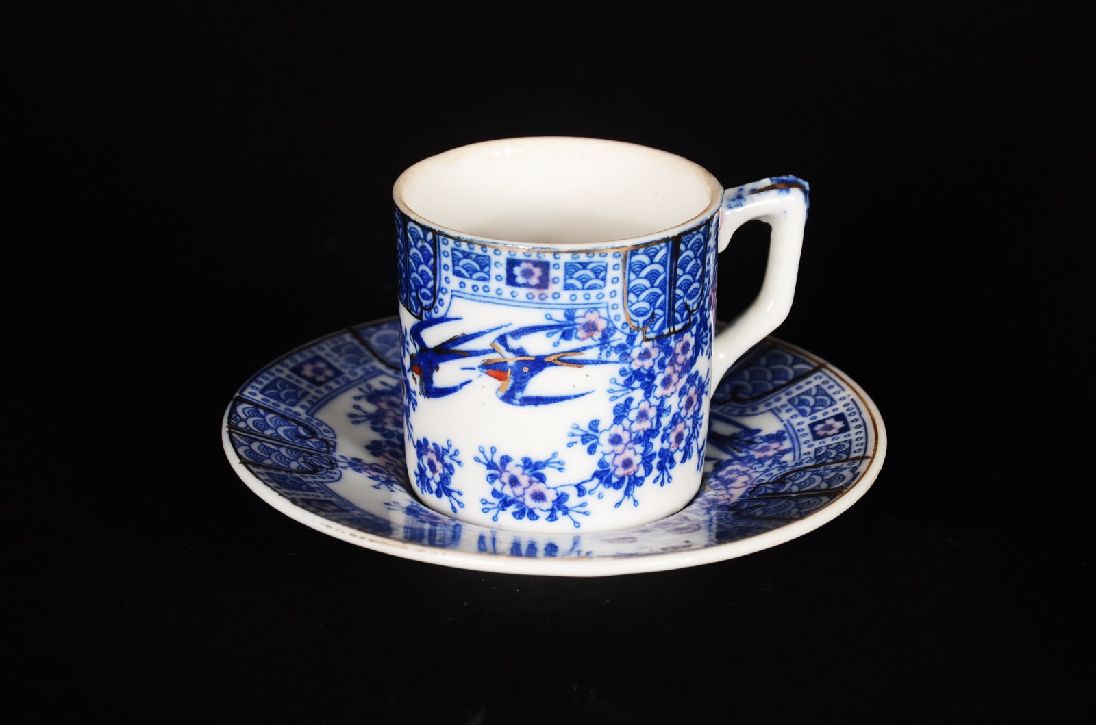 Conjunto com 12 xícaras de porcelana japonesa "pombinho". - foto 2 de 6