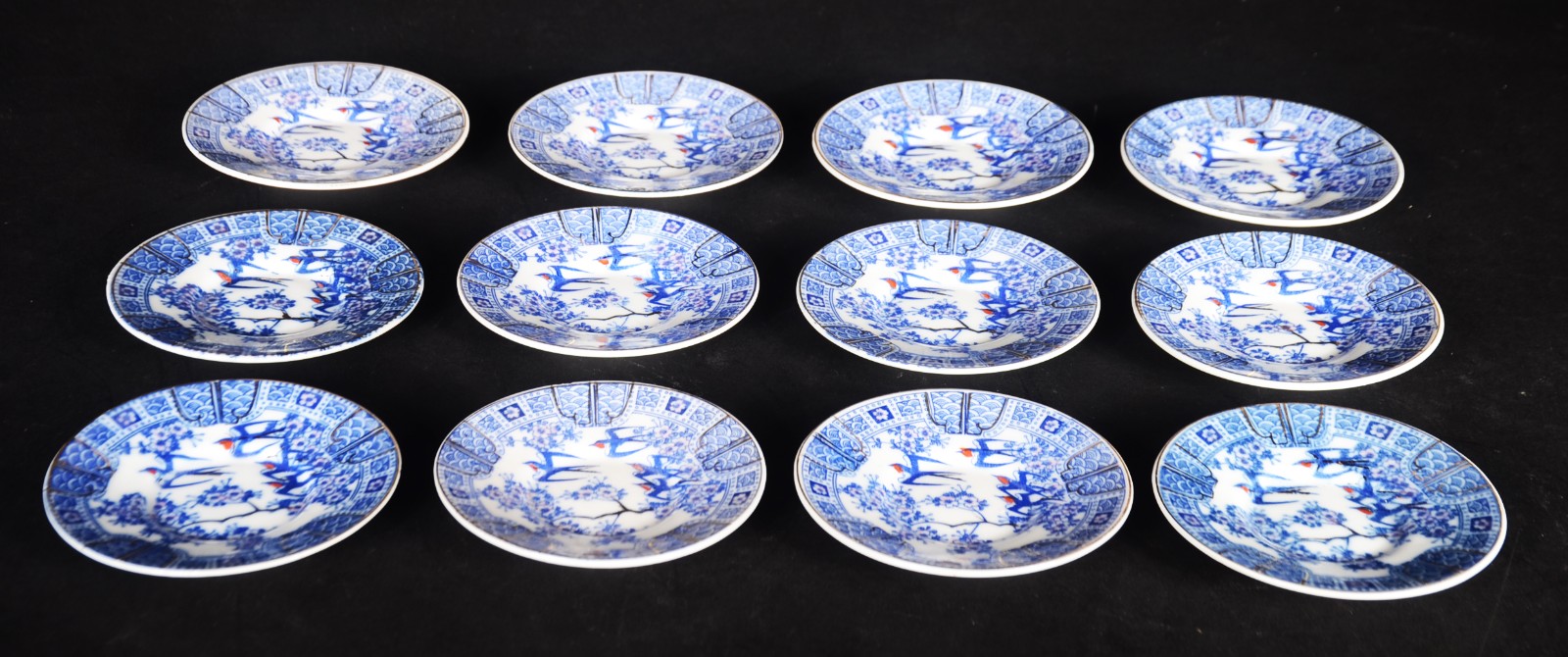 Conjunto com 12 xícaras de porcelana japonesa "pombinho". - foto 5 de 6