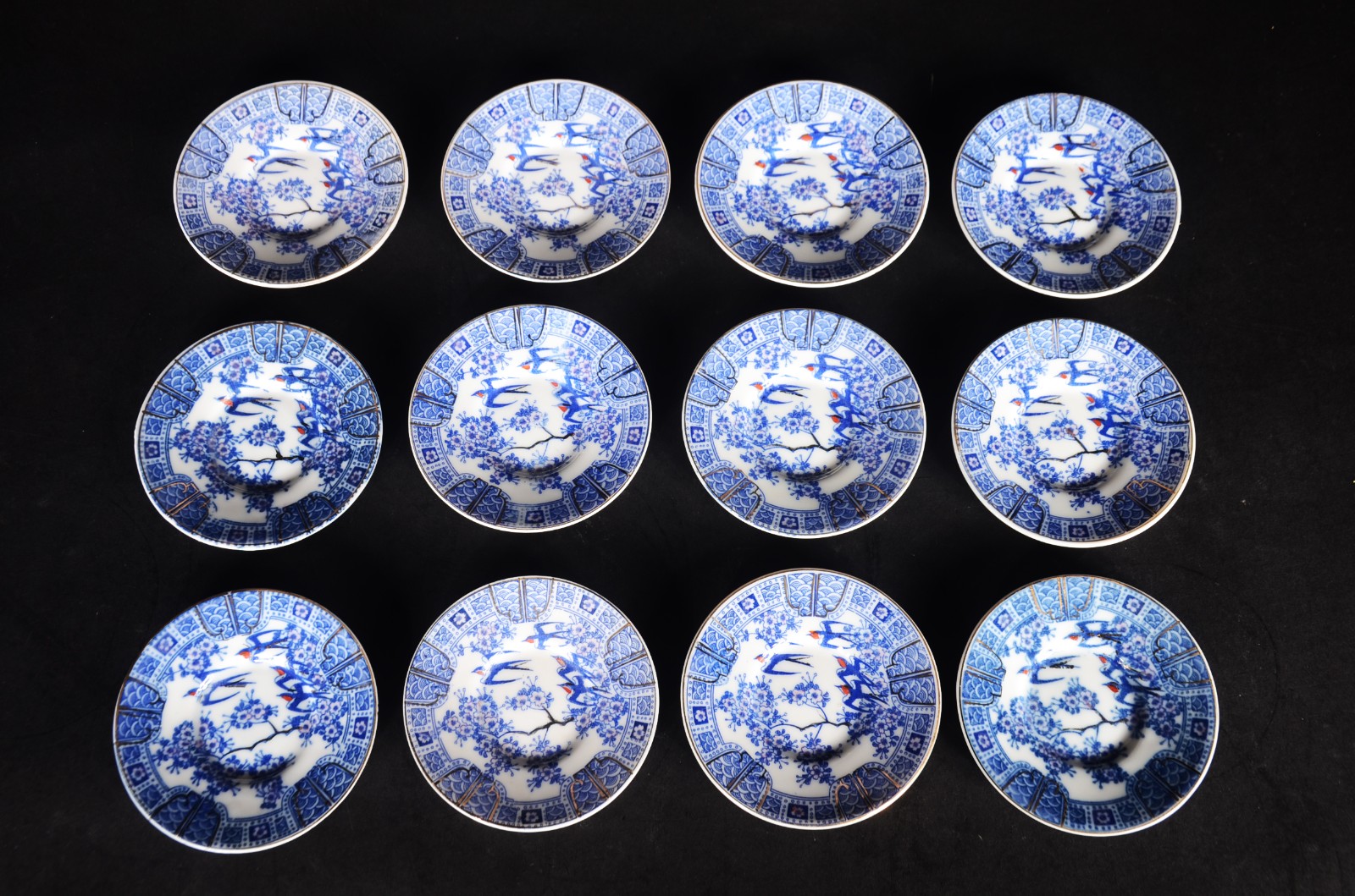 Conjunto com 12 xícaras de porcelana japonesa "pombinho". - foto 6 de 6