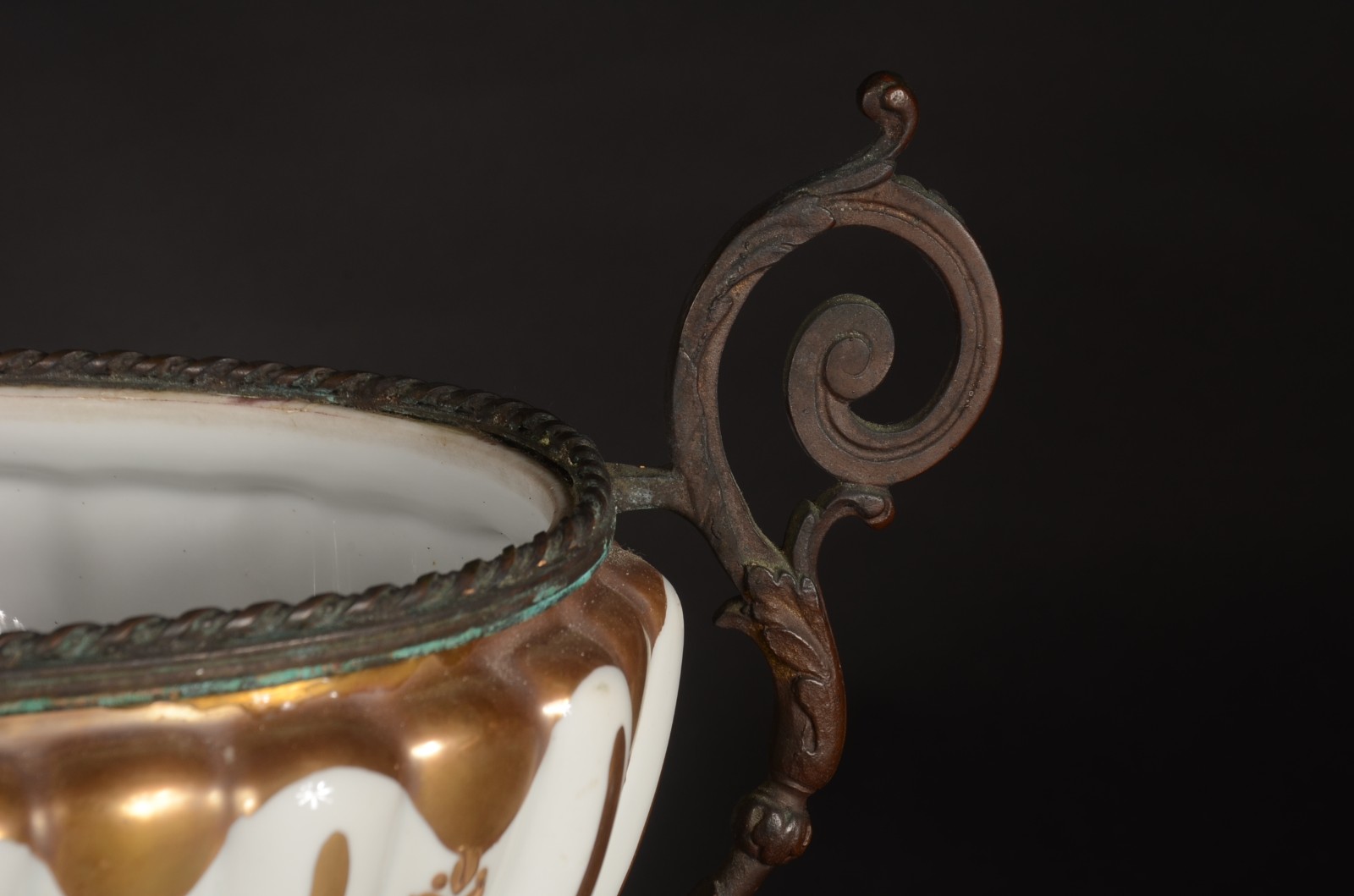 Fruteira de porcelana em gomos retorcidos, guarnição de metal. - foto 3 de 7