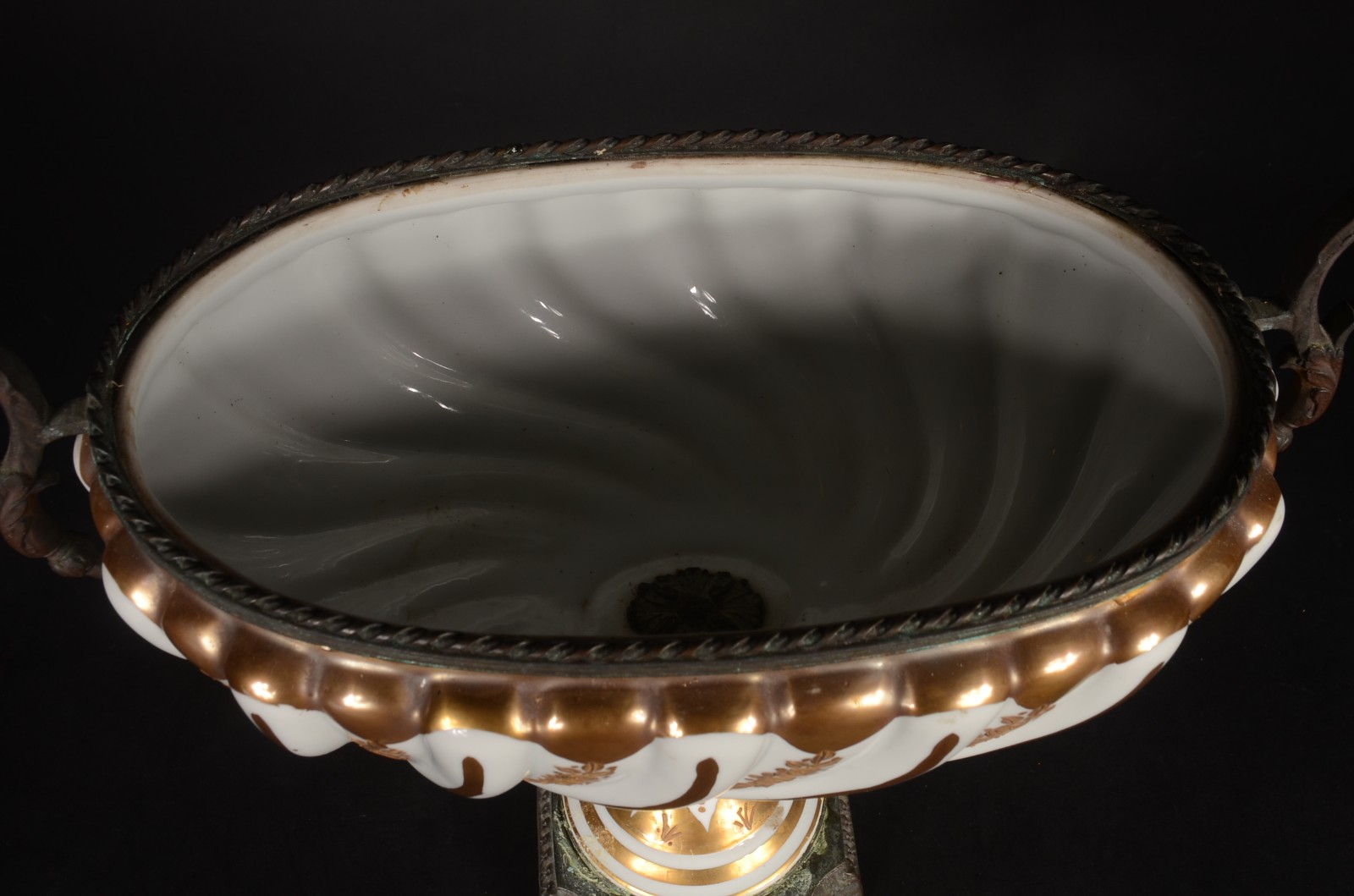 Fruteira de porcelana em gomos retorcidos, guarnição de metal. - foto 6 de 7