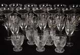 Diversas copos de cristal lapidado, diferentes ... - Diversas copos de cristal lapidado, diferentes formatos, sendo: 11 taças para champagne, 9 taças com alças (bicados), 6 cálices para vinho do Po...