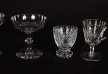 Diversas copos de cristal lapidado, diferentes ... - Diversas copos de cristal lapidado, diferentes formatos, sendo: 11 taças para champagne, 9 taças com alças (bicados), 6 cálices para vinho do Po...