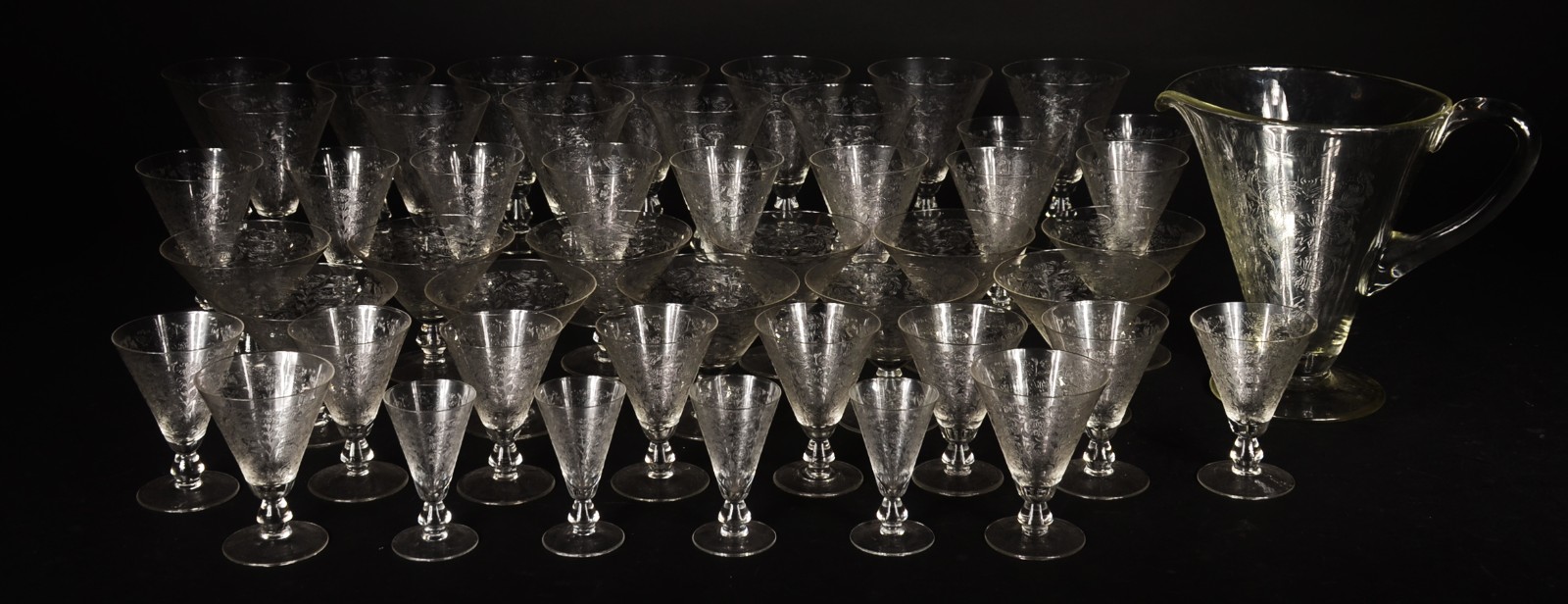 Serviço de cristal lavrado, composto de: 11 taças de champagne... - foto 1 de 7
