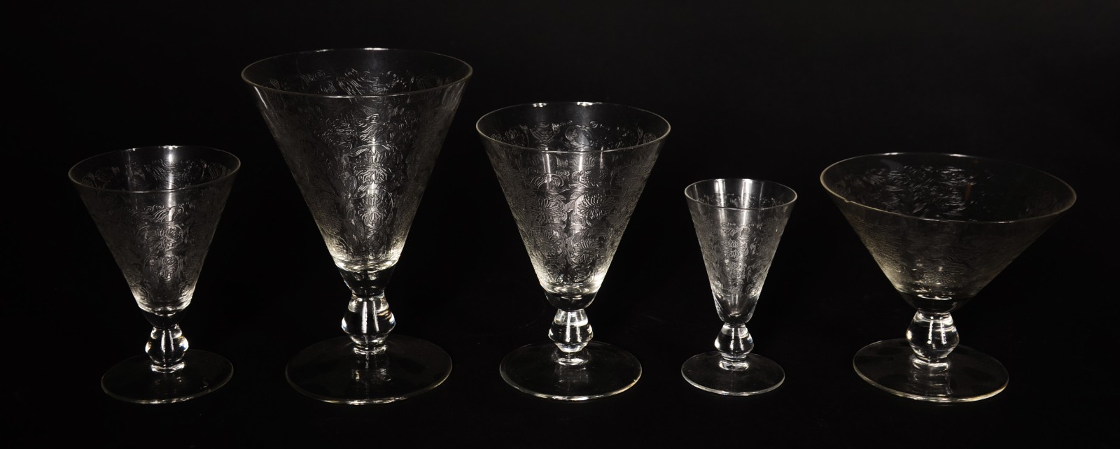 Serviço de cristal lavrado, composto de: 11 taças de champagne... - foto 2 de 7