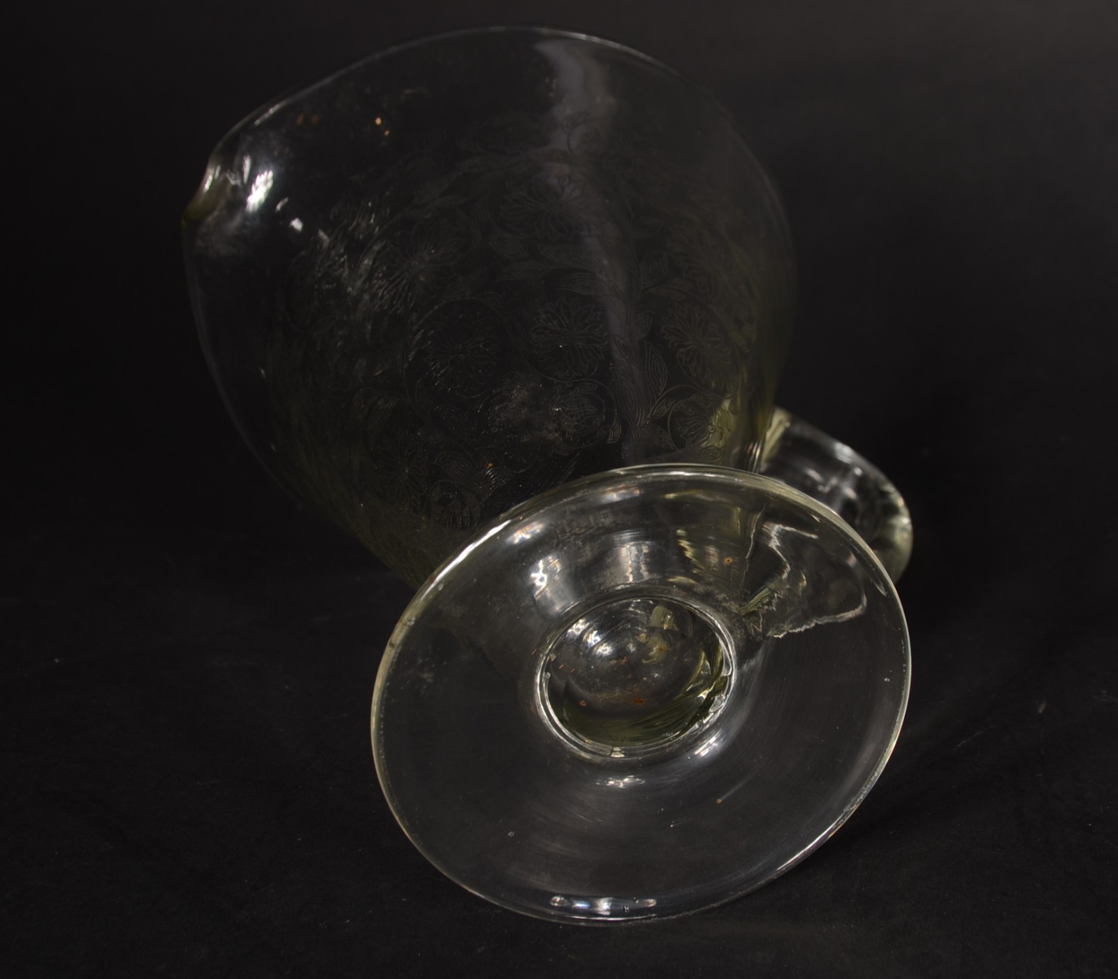 Serviço de cristal lavrado, composto de: 11 taças de champagne... - foto 4 de 7