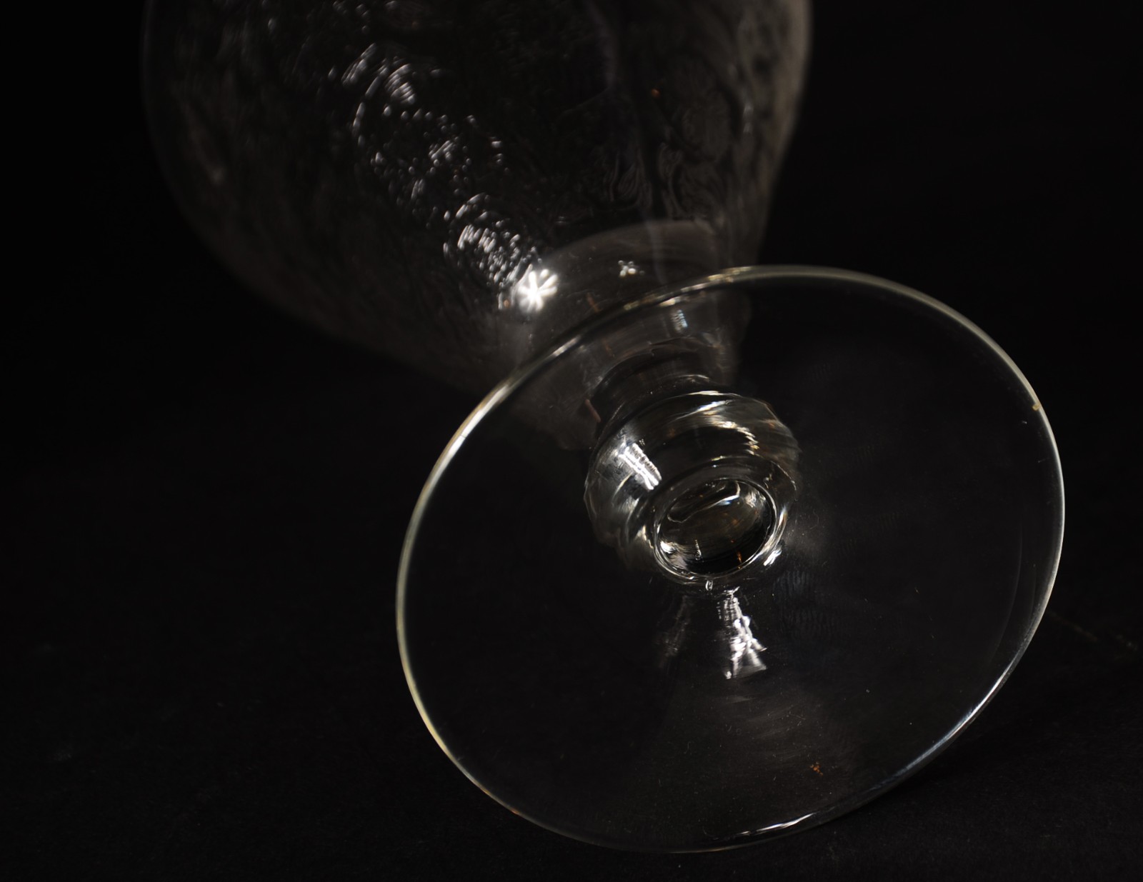 Serviço de cristal lavrado, composto de: 11 taças de champagne... - foto 5 de 7