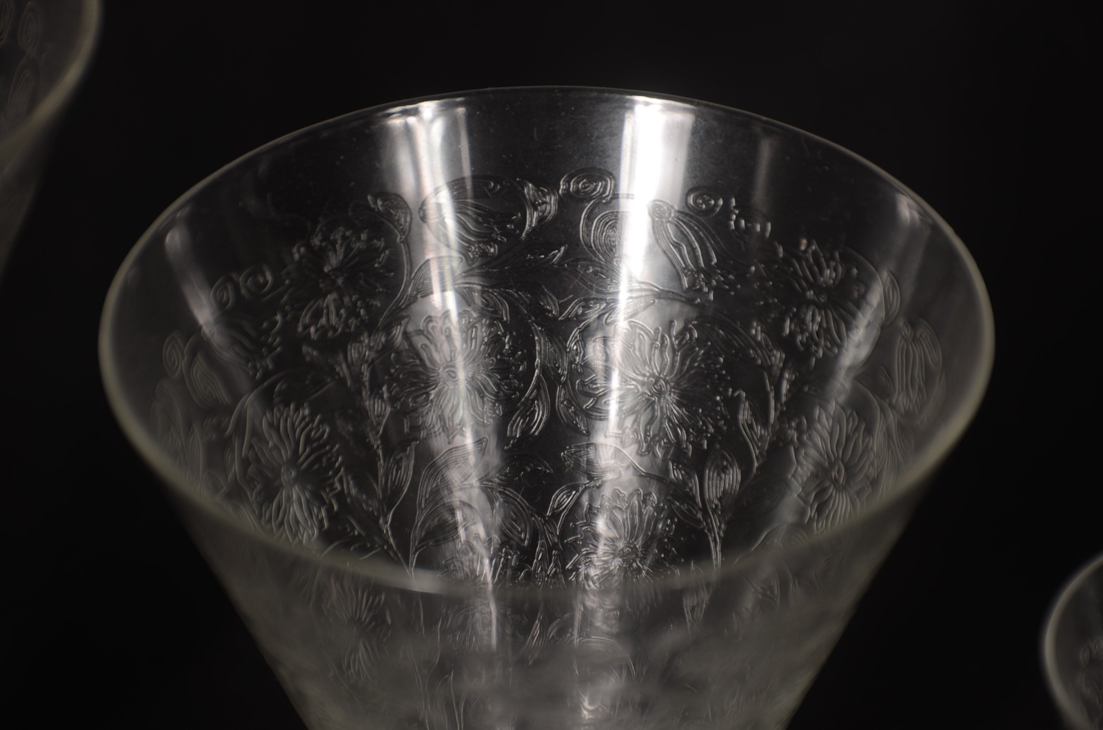 Serviço de cristal lavrado, composto de: 11 taças de champagne... - foto 6 de 7