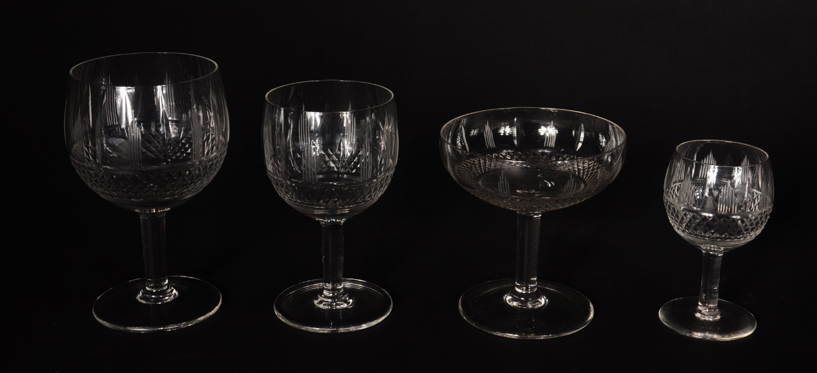 Serviço de cristal lapidado, composto de: 14 para vinho tinto, 7 para... - foto 2 de 8